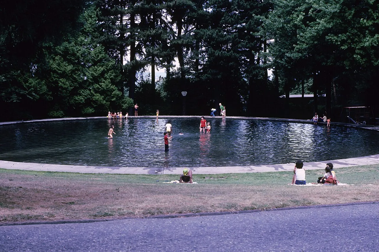 Volunteer Park wading pool on Wikimedia Commons