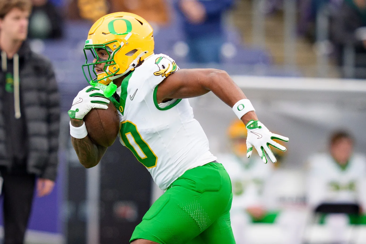 Oregon’s Jordon Davison Expected to Play in CFP Quarterfinal After Injury