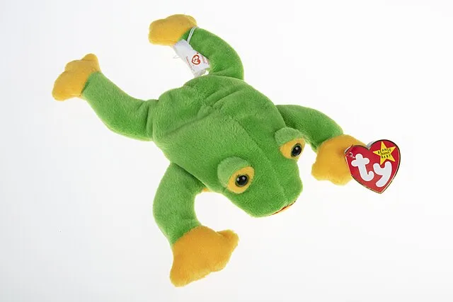 Small green stuffed frog toy  on wikimedia commons