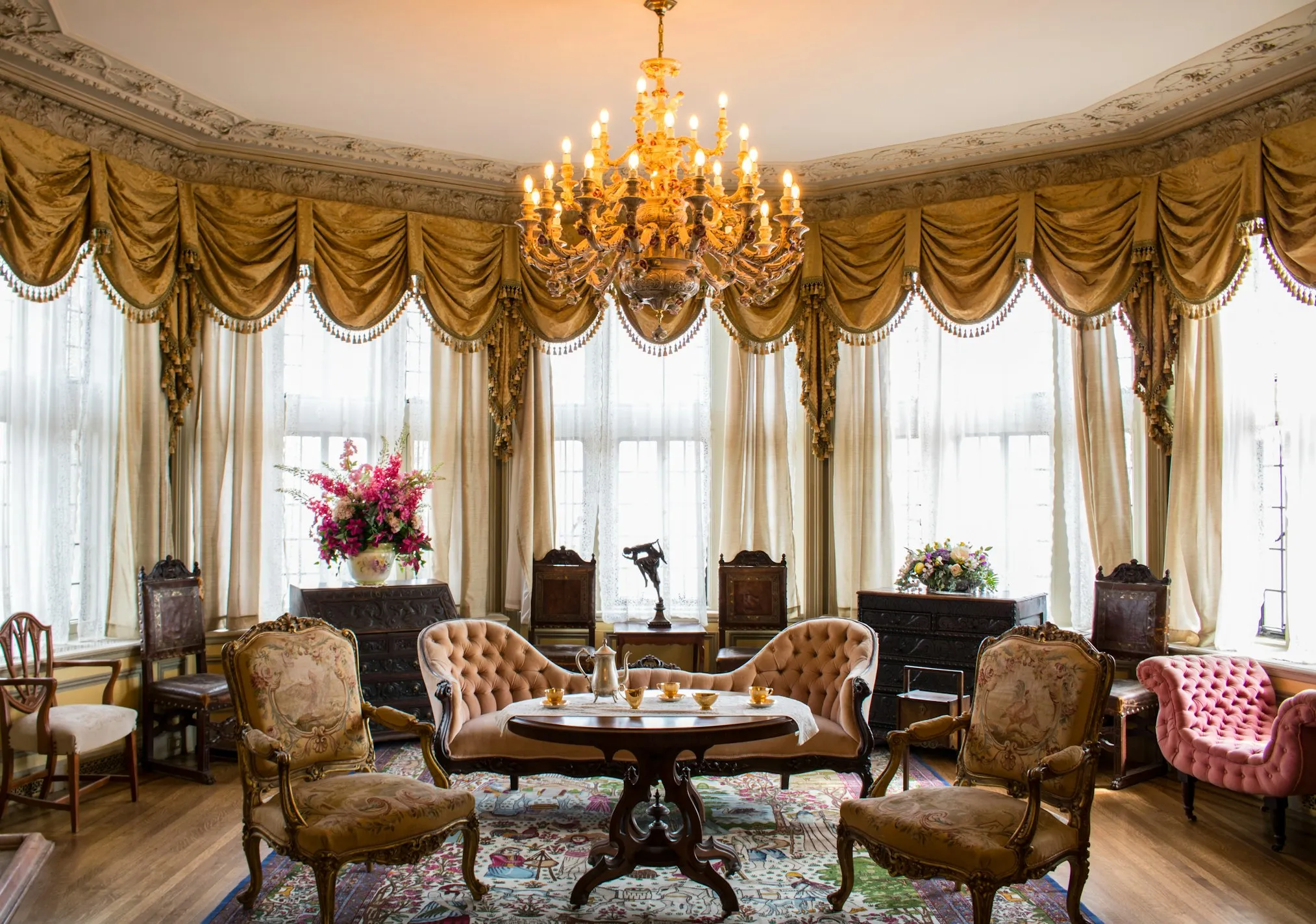 12 Furniture Styles That Screamed ’80s
