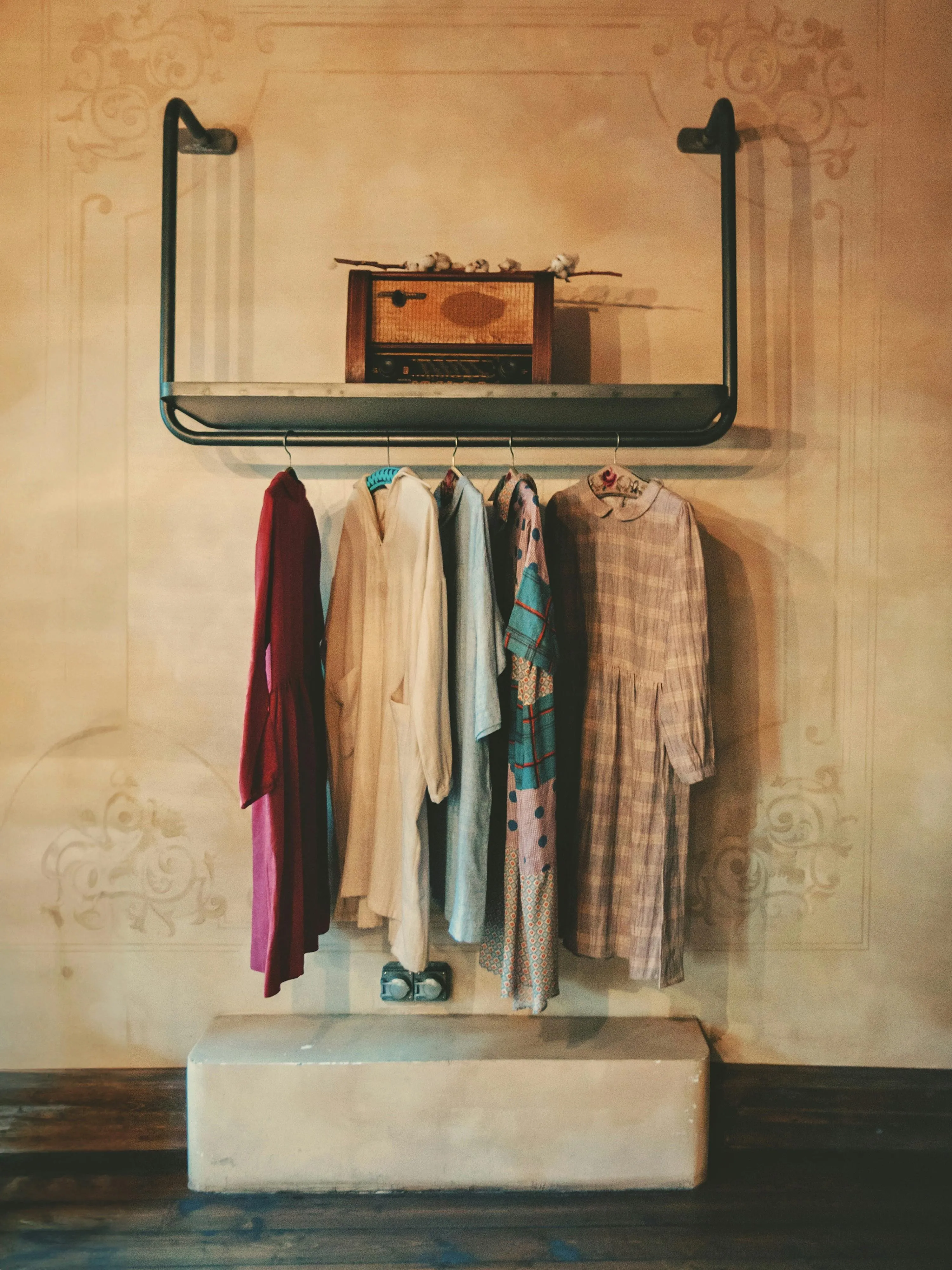 20 Clothing Styles From Past Decades That Defined Everyday Life