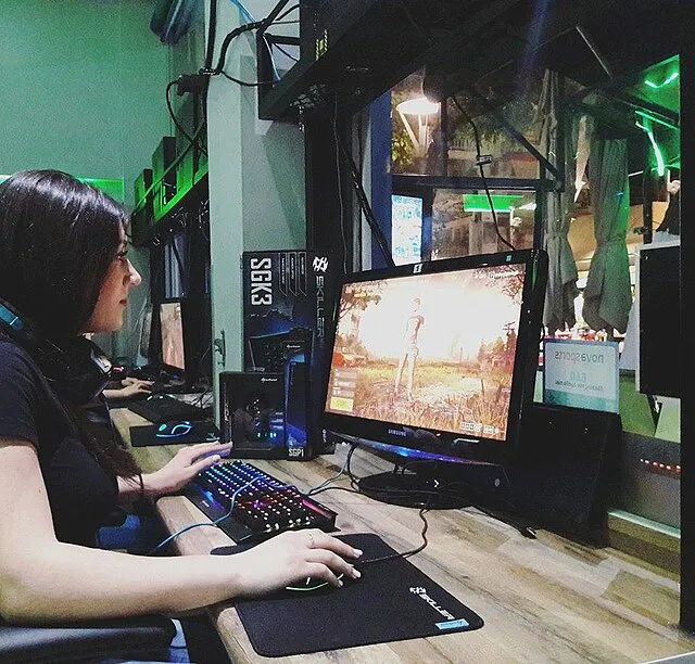 12 Things That Only Happened in Internet Cafes