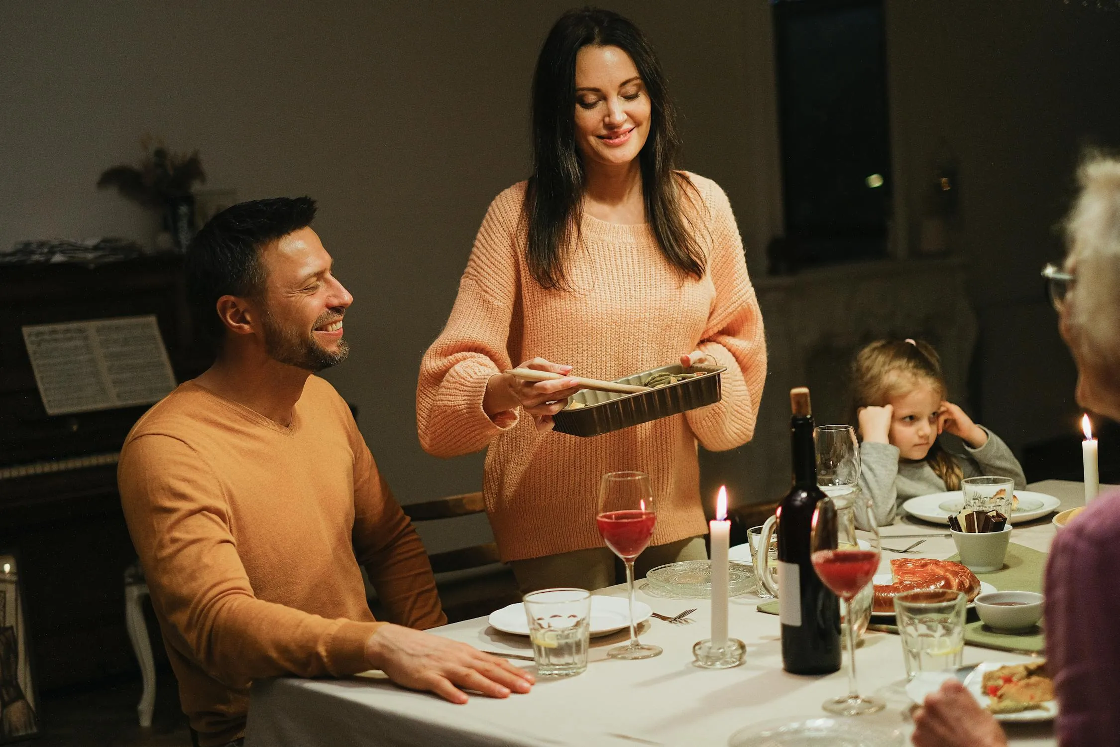 16 Things Every Family Did After Dinner in the 1950s That Disappeared