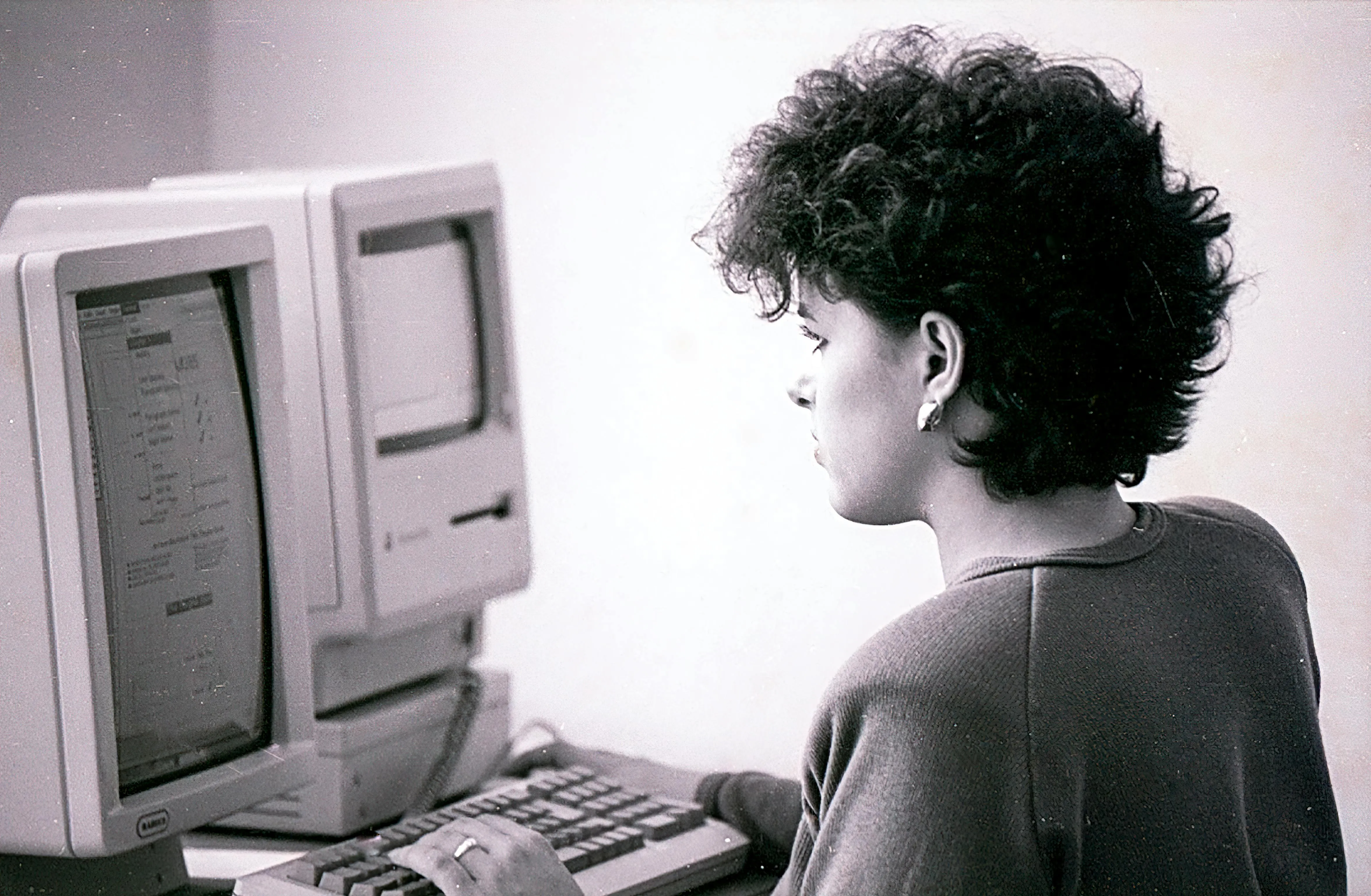 18 Technology Milestones From the 1990s That Changed Everything