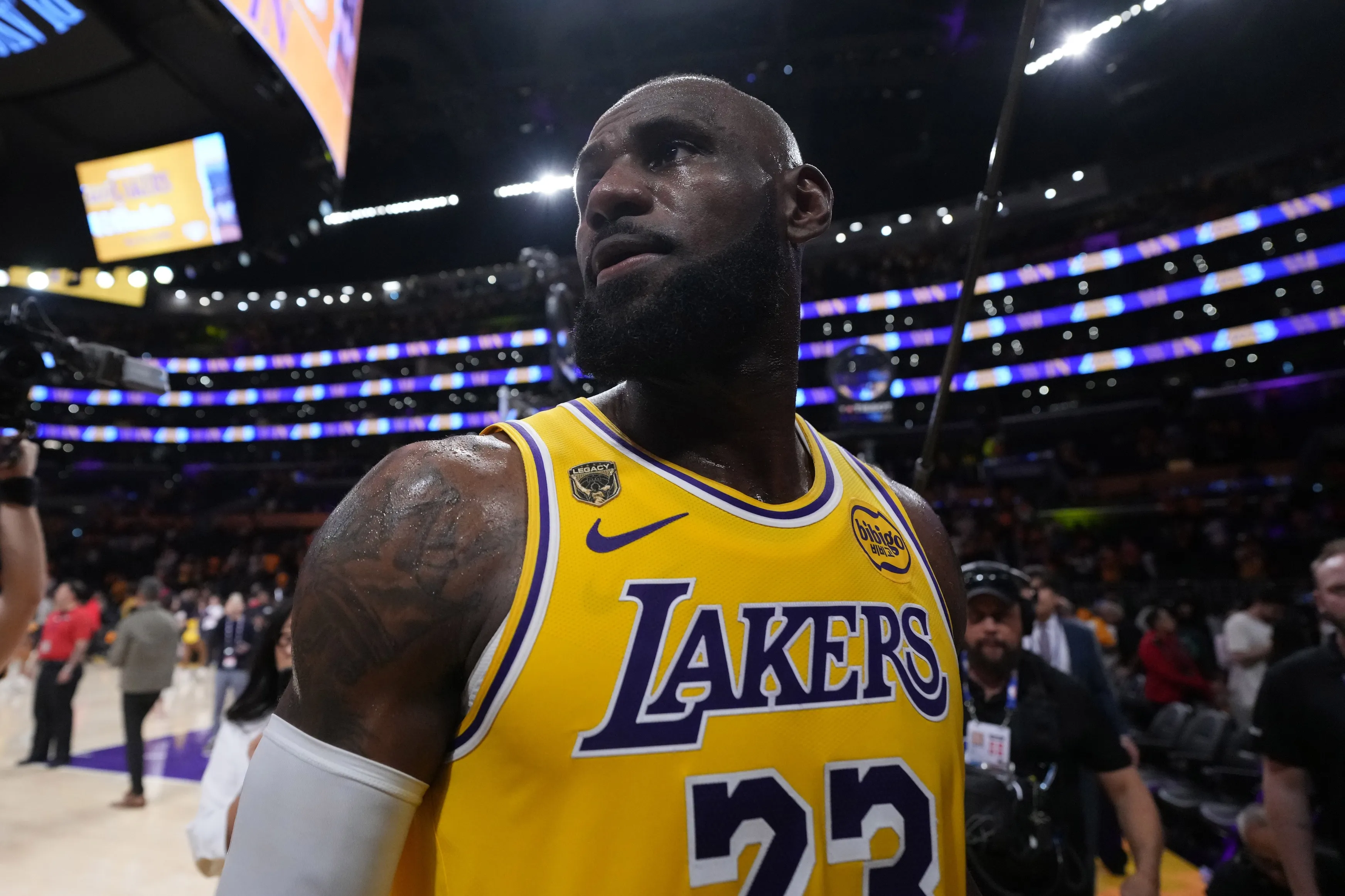 Lakers Lean on Veteran Poise as Redick Era Opens with Playoff Win