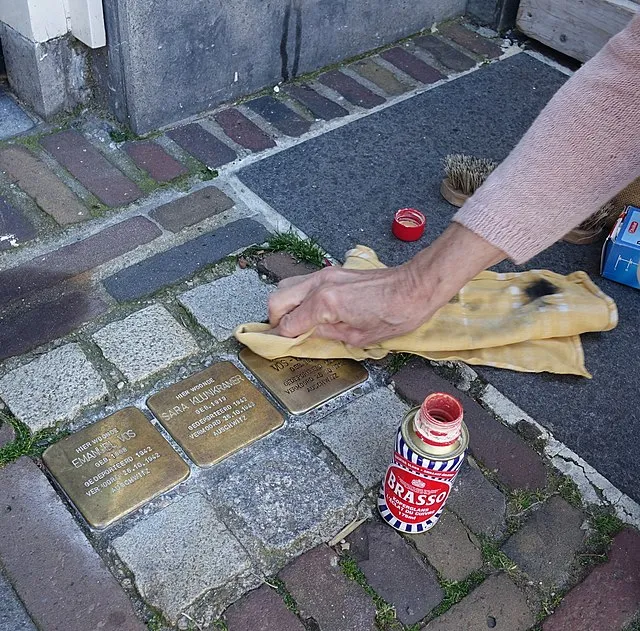 Ellywa on Wikimedia Commons 