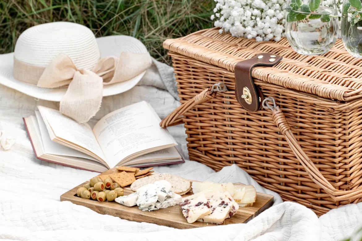 15 Things Families Kept in the Picnic Basket in the '70s