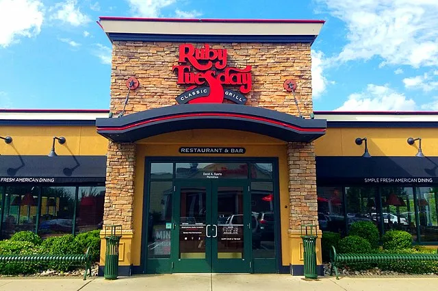 17 Restaurant Chains With Iconic Salad Bars