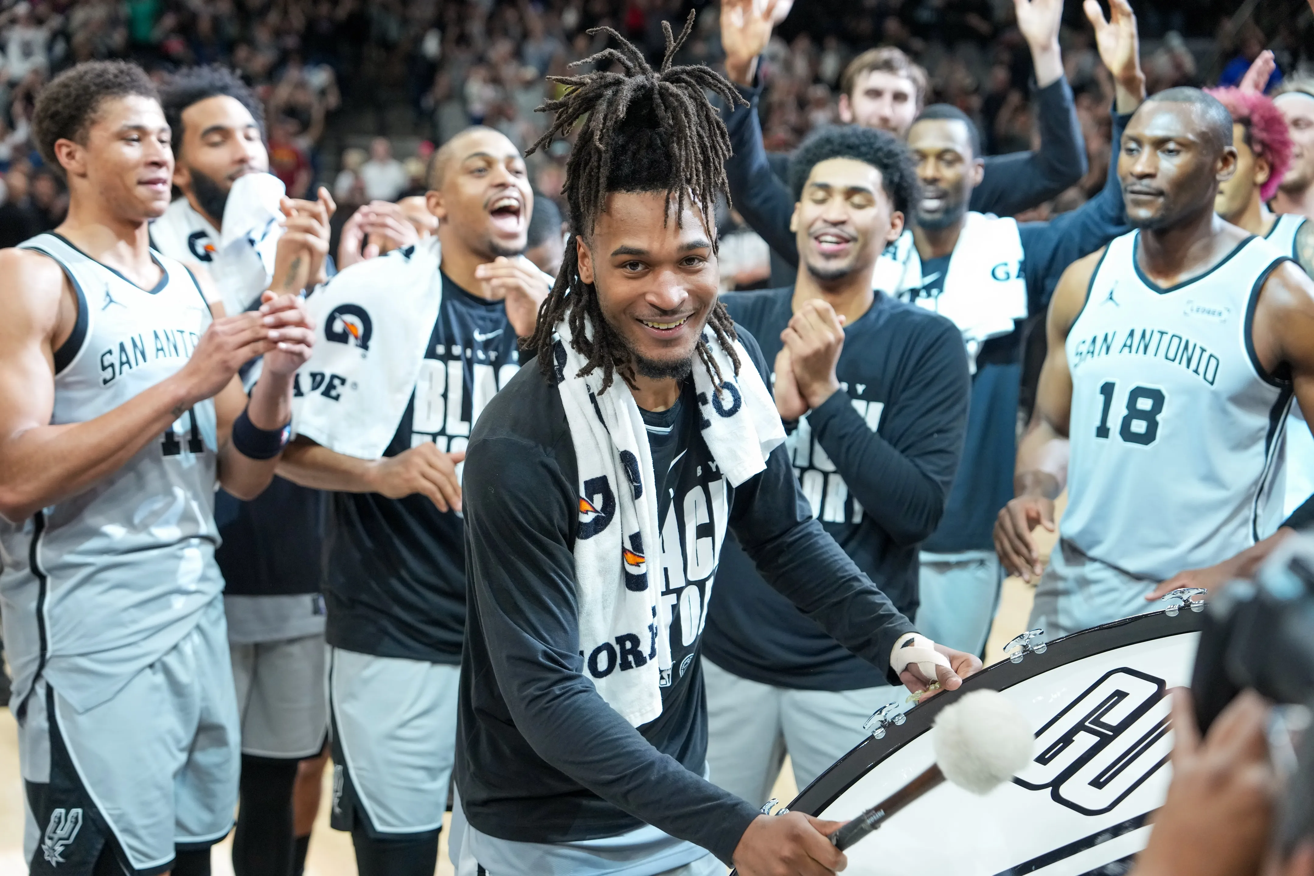 Stephon Castle’s 40-Point Triple-Double Powers Spurs Past Mavericks