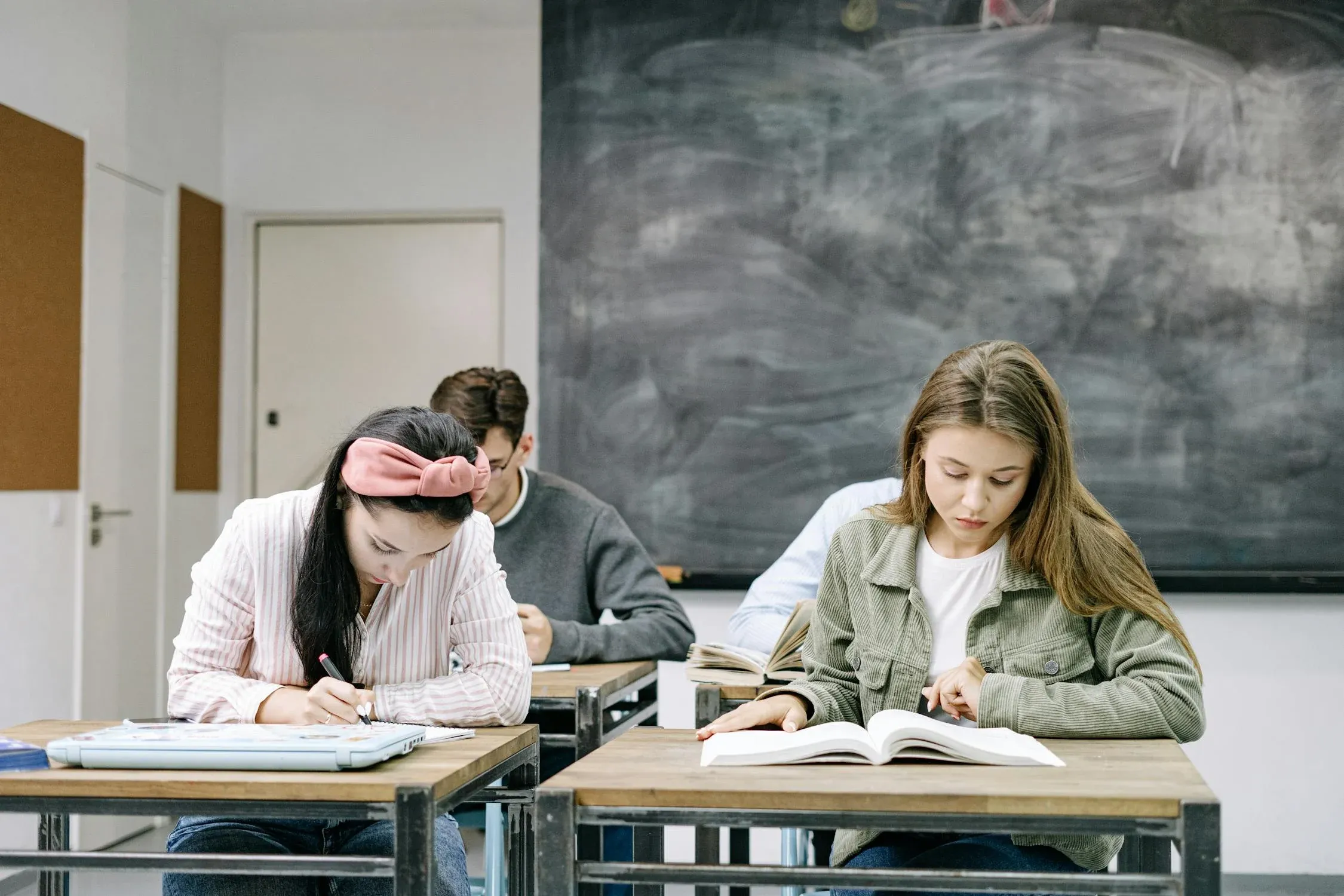 14 Awkward Moments Every ’90s Kid Experienced in School