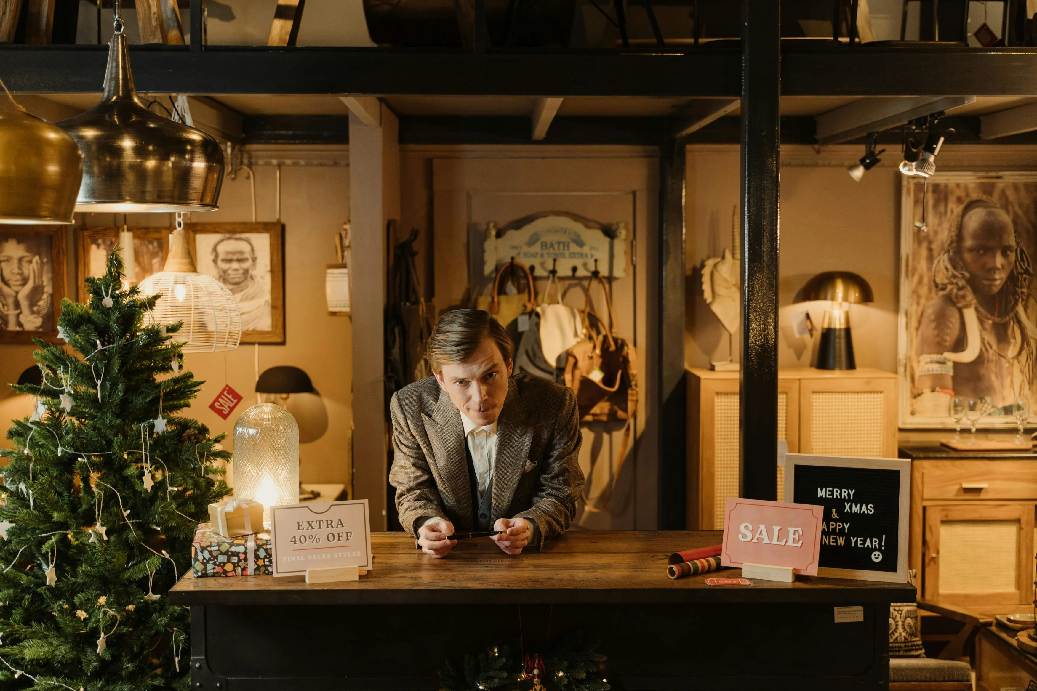 15 Things Cashiers Did in the 1950s That Would Surprise Us Today