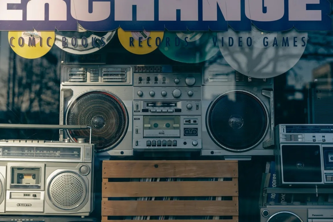 14 Old Radios and Stereos That Took Up an Entire Shelf
