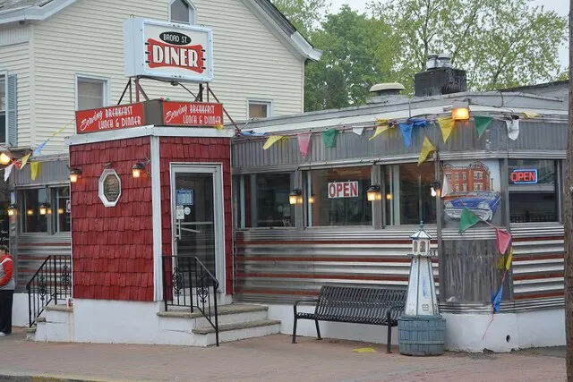 Brooksbetz on Wikimedia Commons