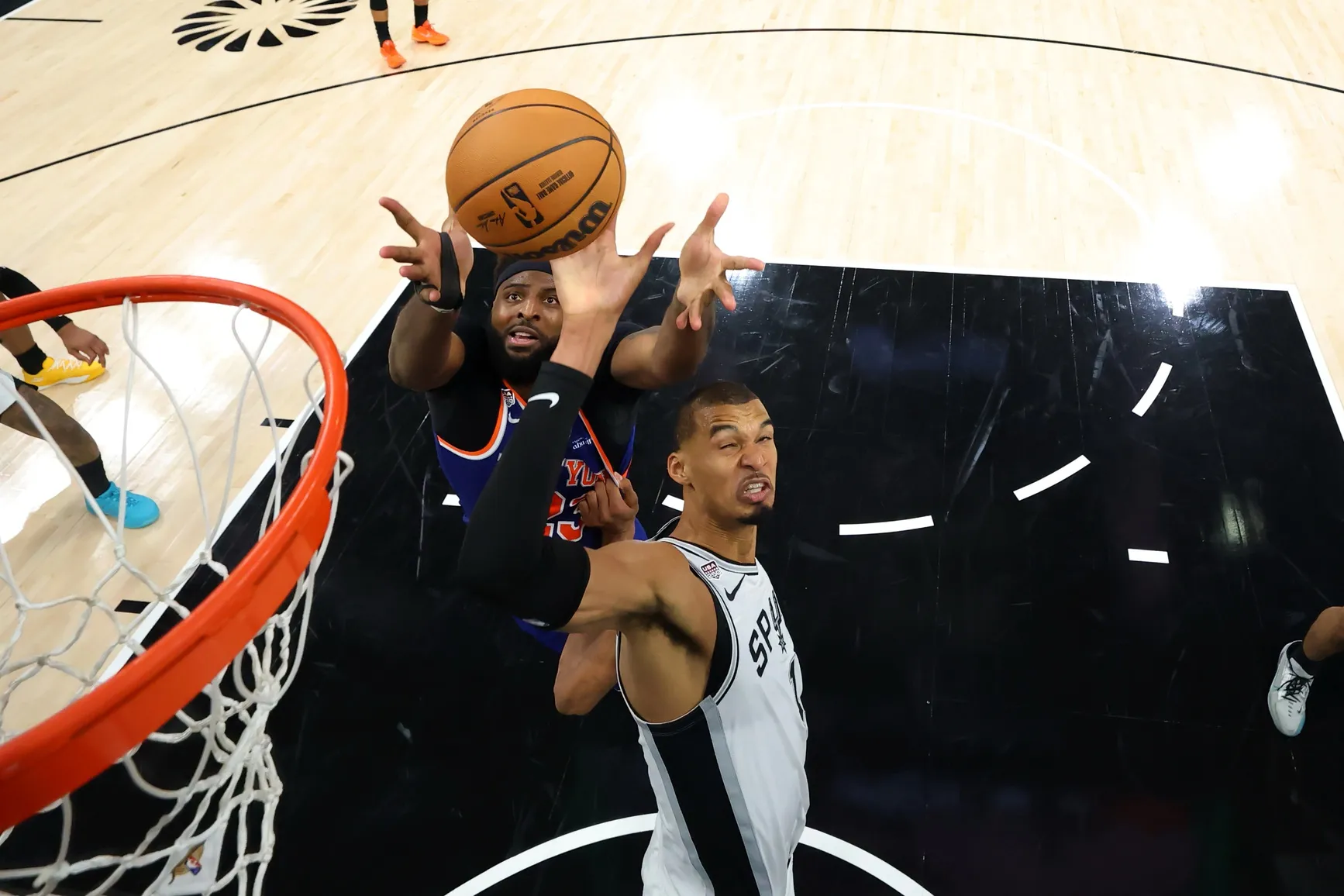 Knicks Weigh Mitchell Robinson Future as Affordable Center Options Emerge