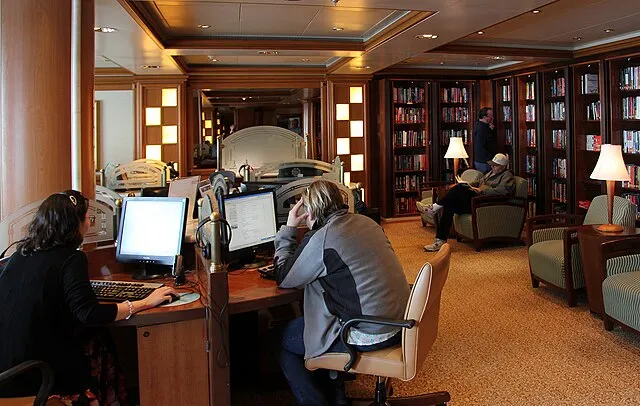 16 Old-Fashioned Internet Cafes That Have Disappeared