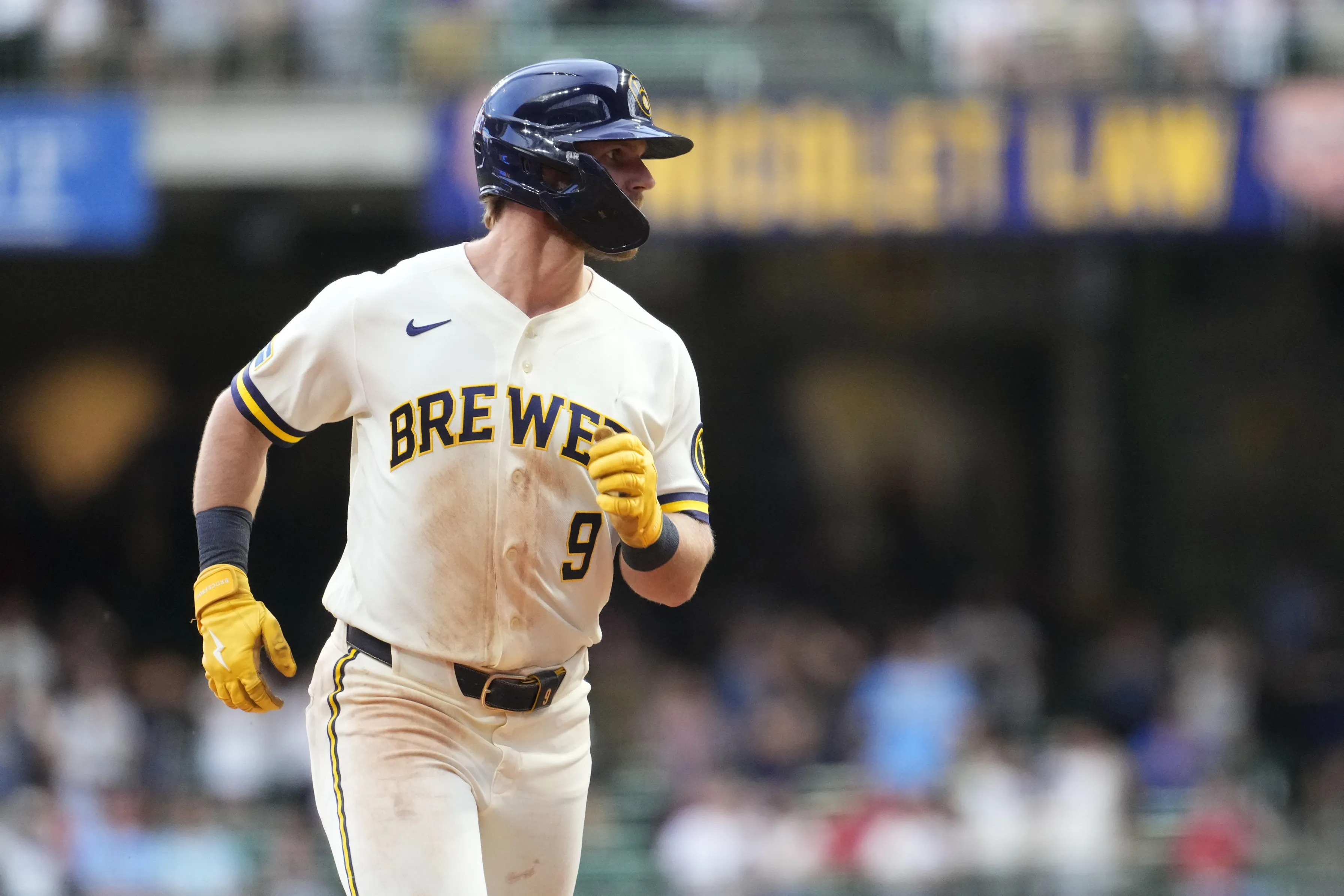 Jake Bauers’ Bizarre “Crab-Walk” Tag Play Steals Spotlight in Brewers Win
