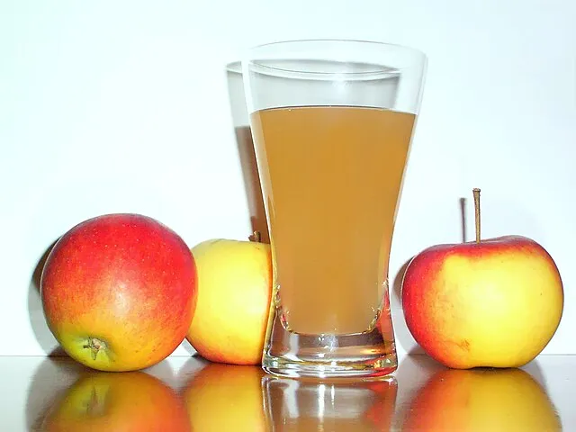 derivative work: JD {æ} Apple_juice_with_3apples.jpg: Flunse on Wikimedia Commons 