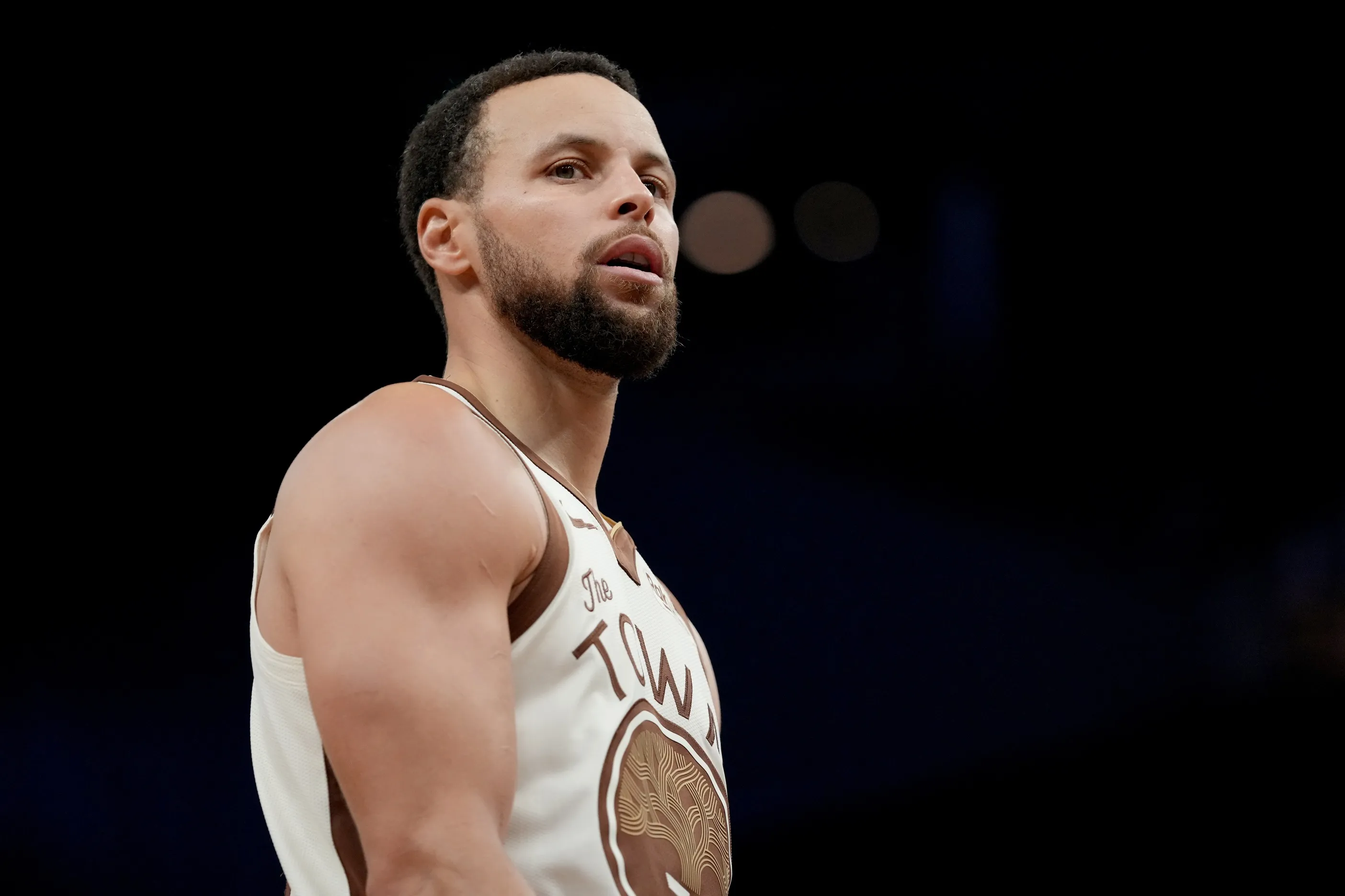 Curry Exits Early With Knee Soreness as Warriors Fall to Pistons