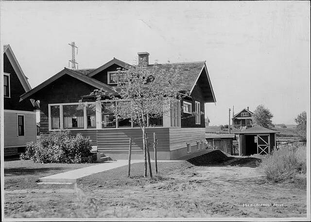 Kammerdiener, John H on Wikimedia Commons