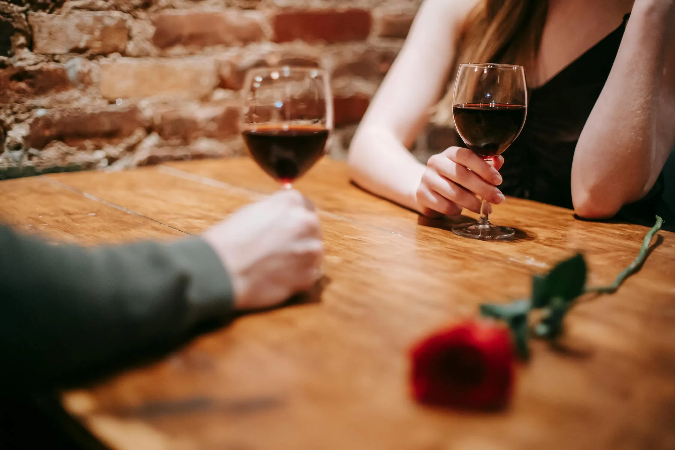 20 First Date Red Flags That Actually Mean Nothing