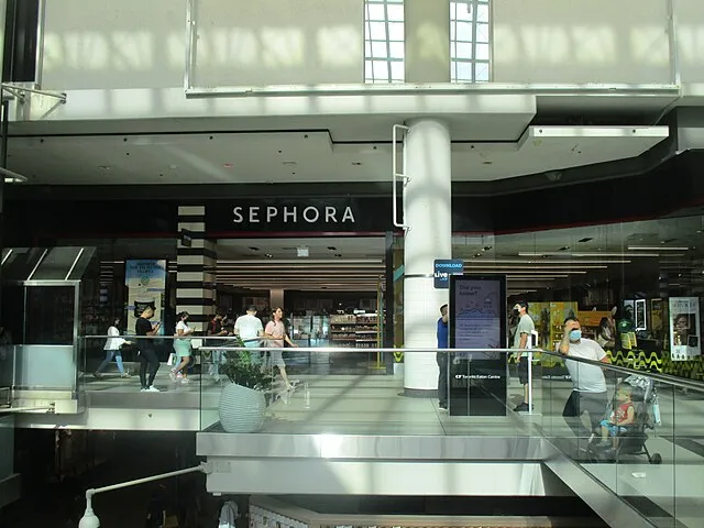 Rowanlovescars on Wikimedia Commons