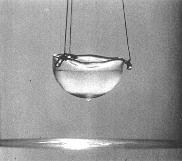 Liquid Helium,Superfluid on Wikimedia Commons