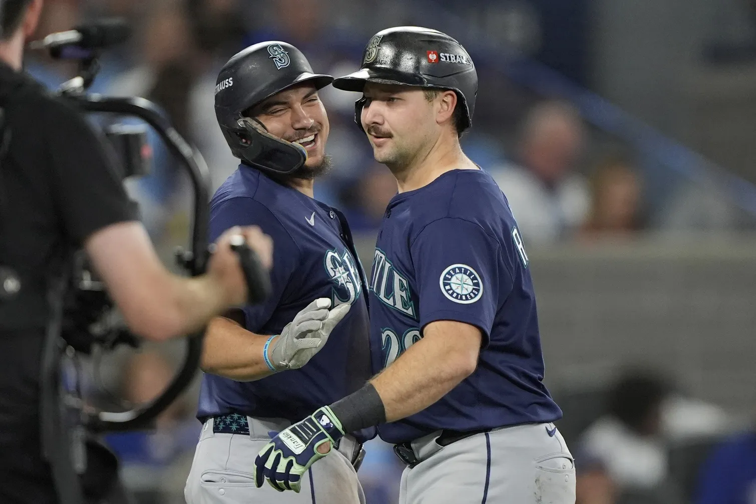 Cal Raleigh Names Josh Naylor as Key Source of Mariners’ 2025 Clubhouse Energy