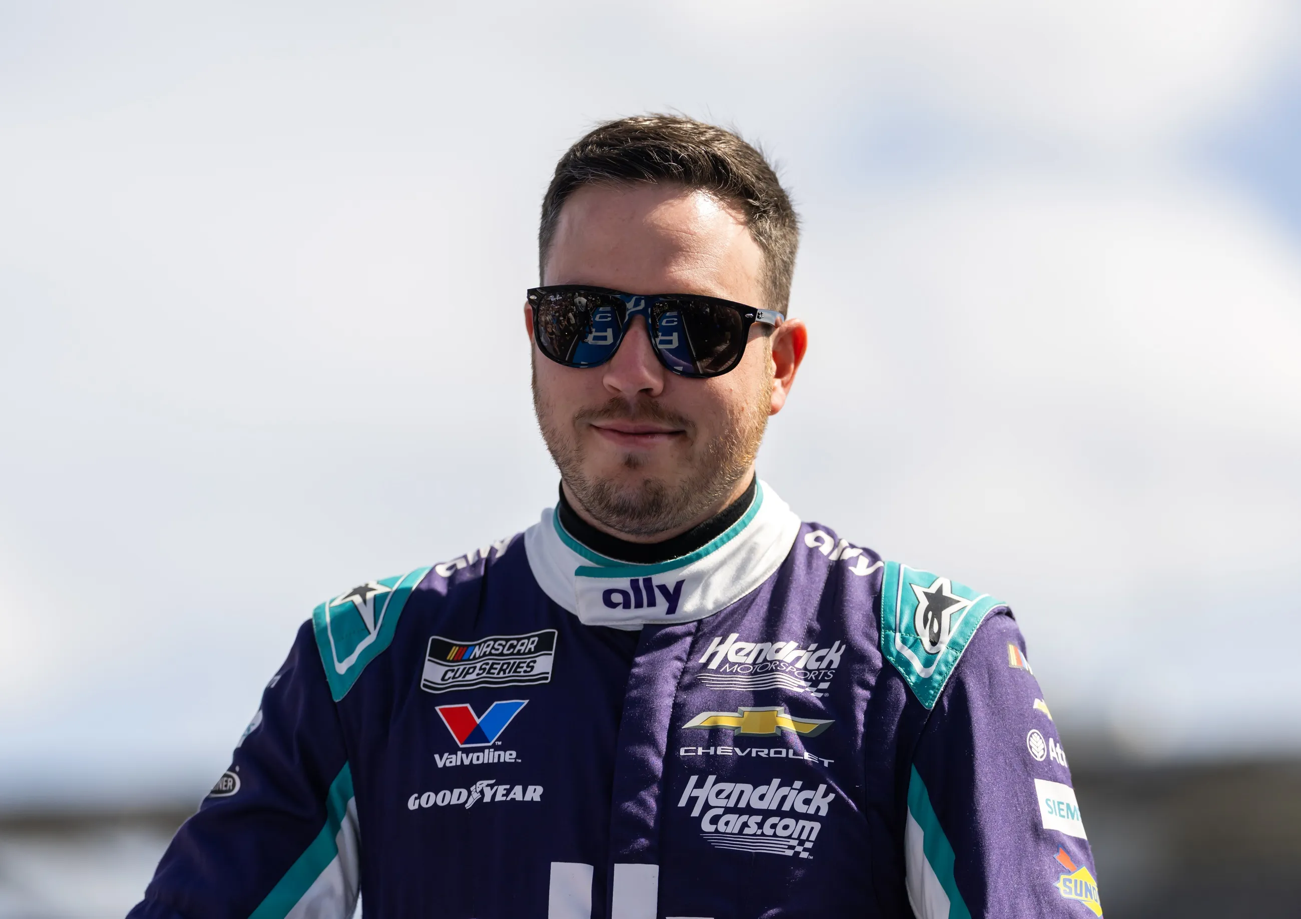 Alex Bowman Sidelined Out of Phoenix Amid Vertigo Diagnosis