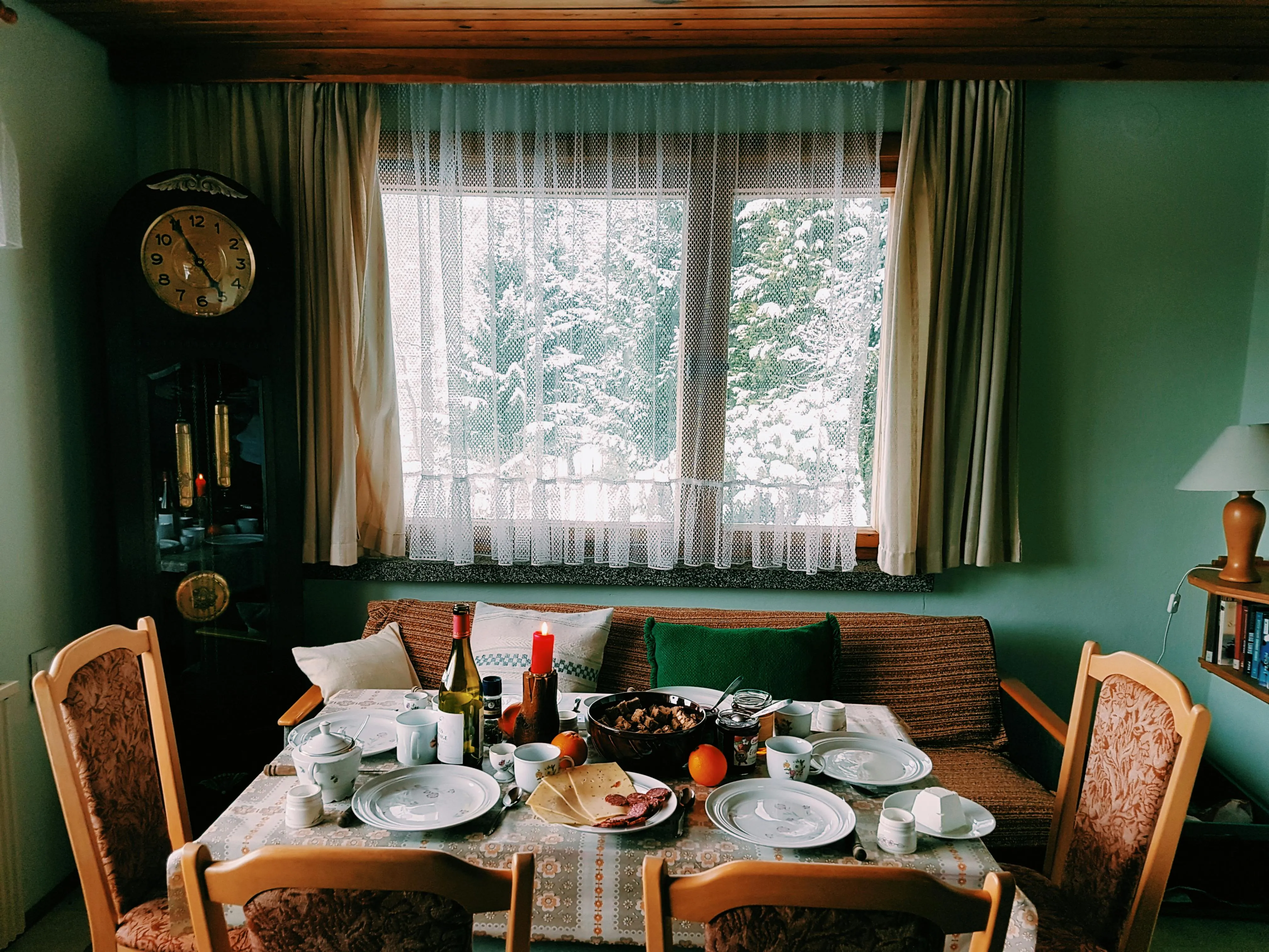 12 Customs Practiced at Family Meals