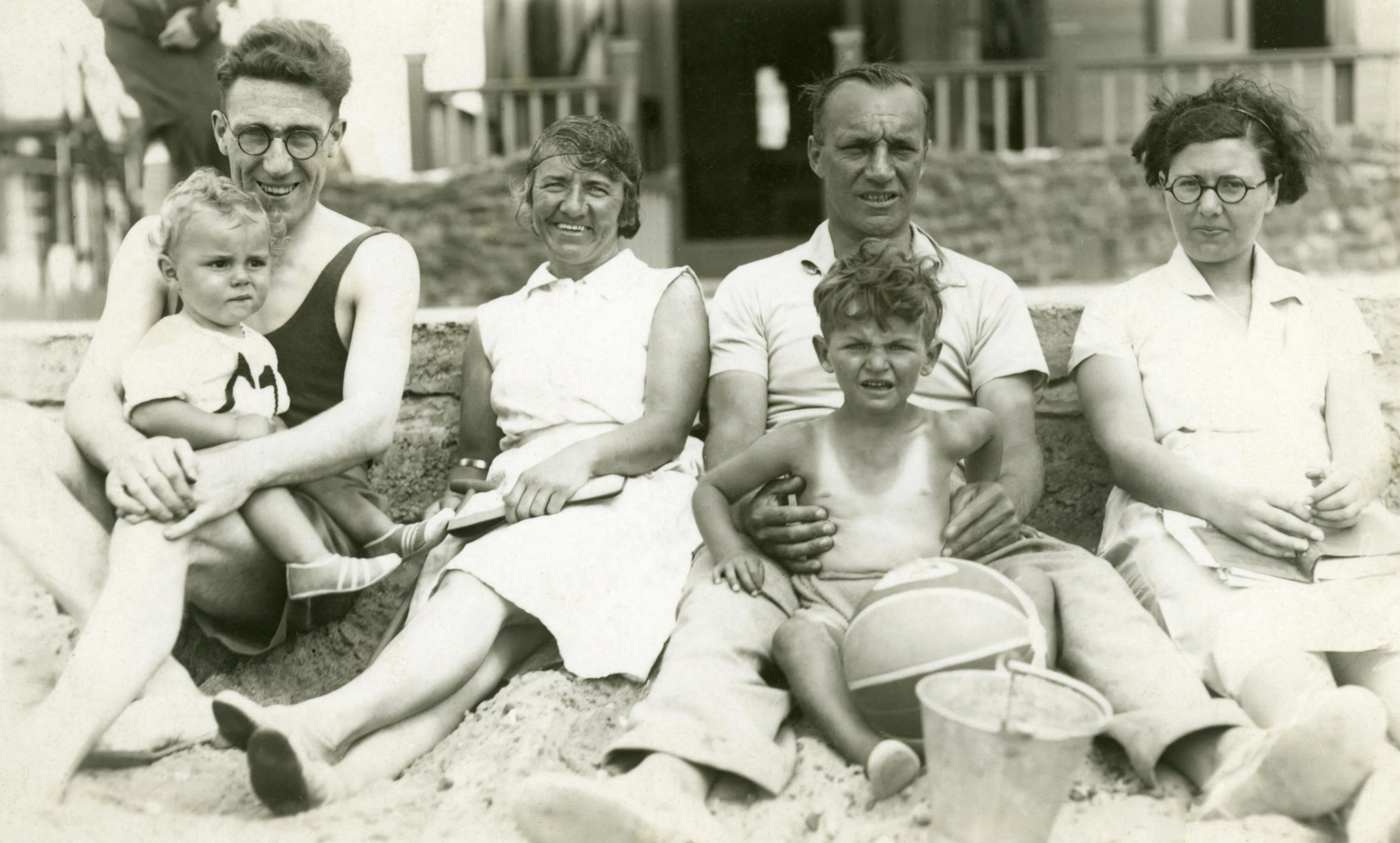 15 Common Behaviors From the 1940s That Are Gone