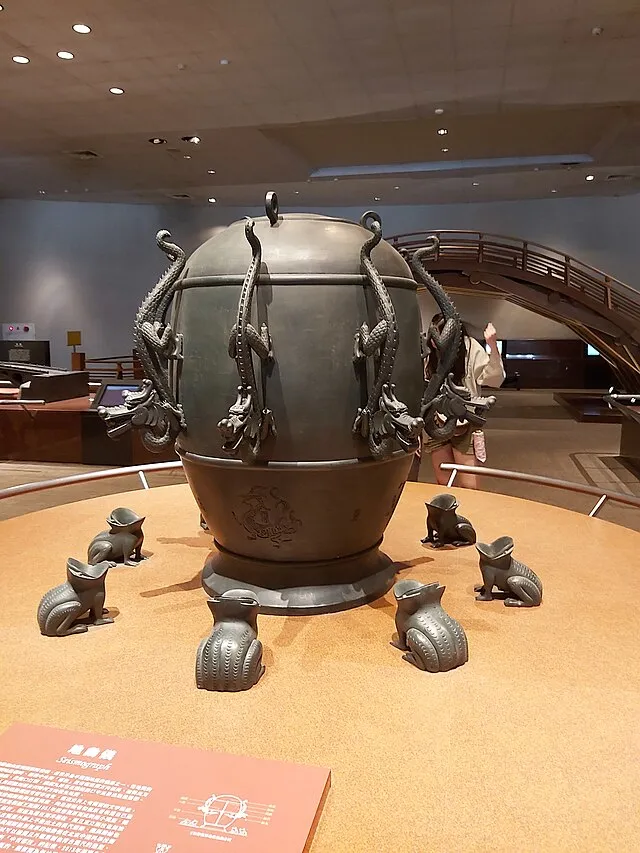 Zhang Heng’s Seismoscope on Wikimedia commons 