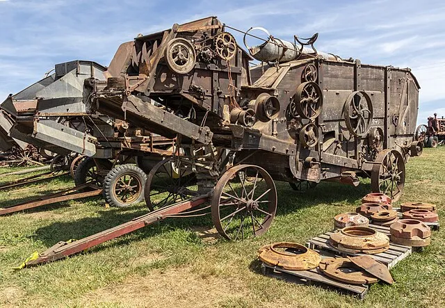 Acroterion on Wikimedia Commons