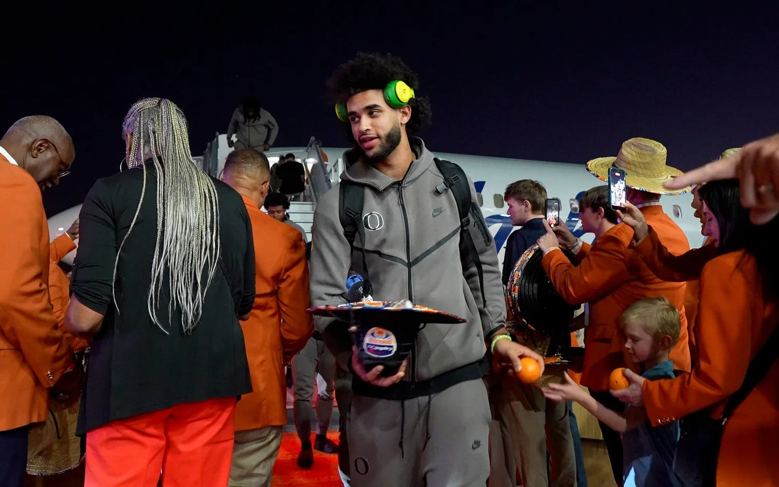 Between the Huddle and the Horizon: Dante Moore Keeps His Focus on Oregon’s Playoff Run