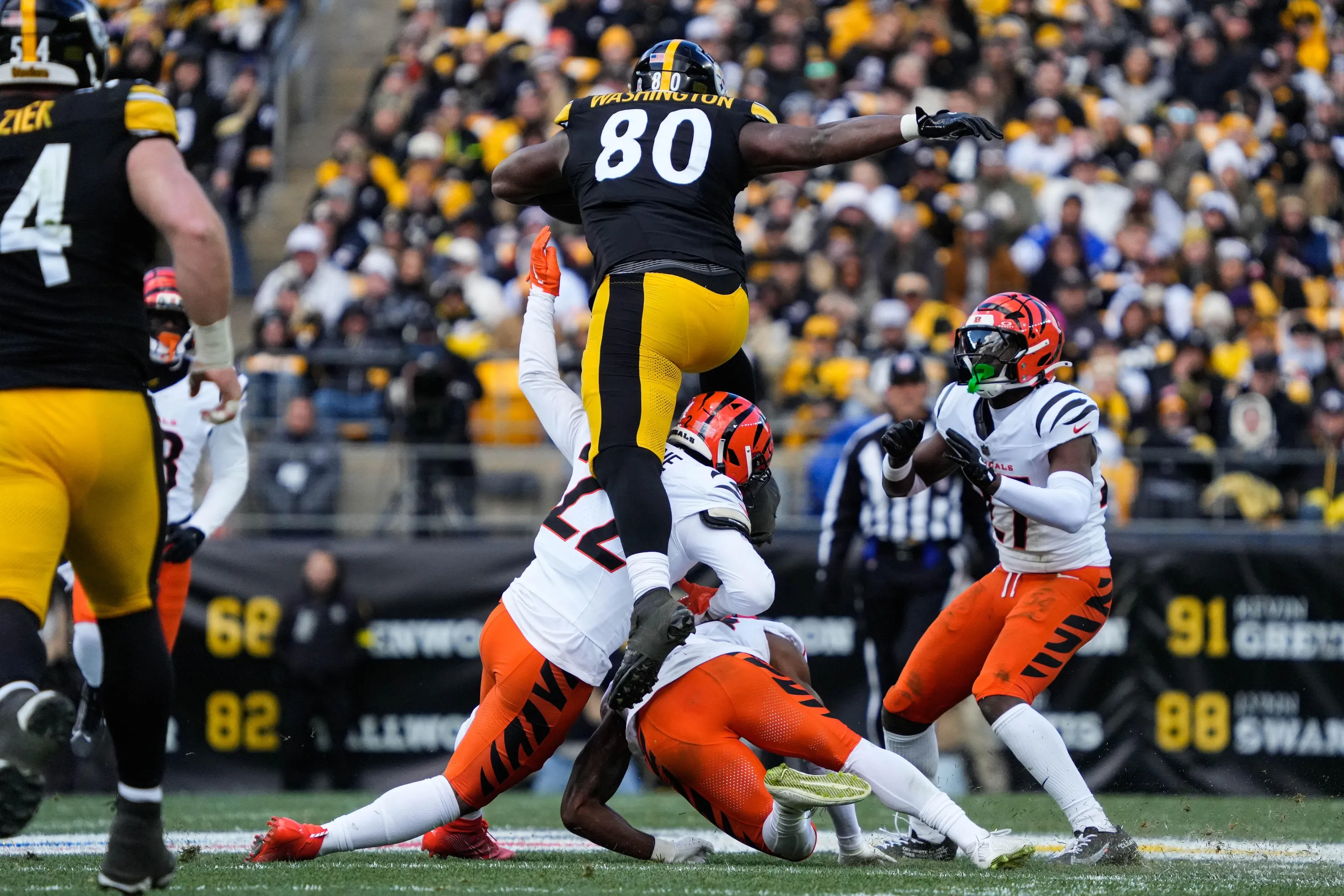 Darnell Washington Shines as Steelers Battle Bengals in AFC North Clash