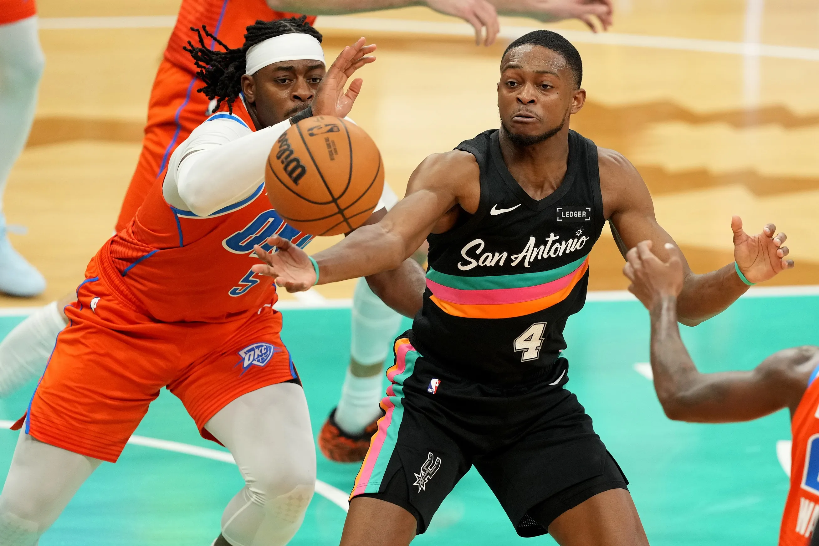 Spurs Lean on Experience and Momentum as Playoff Race Tightens