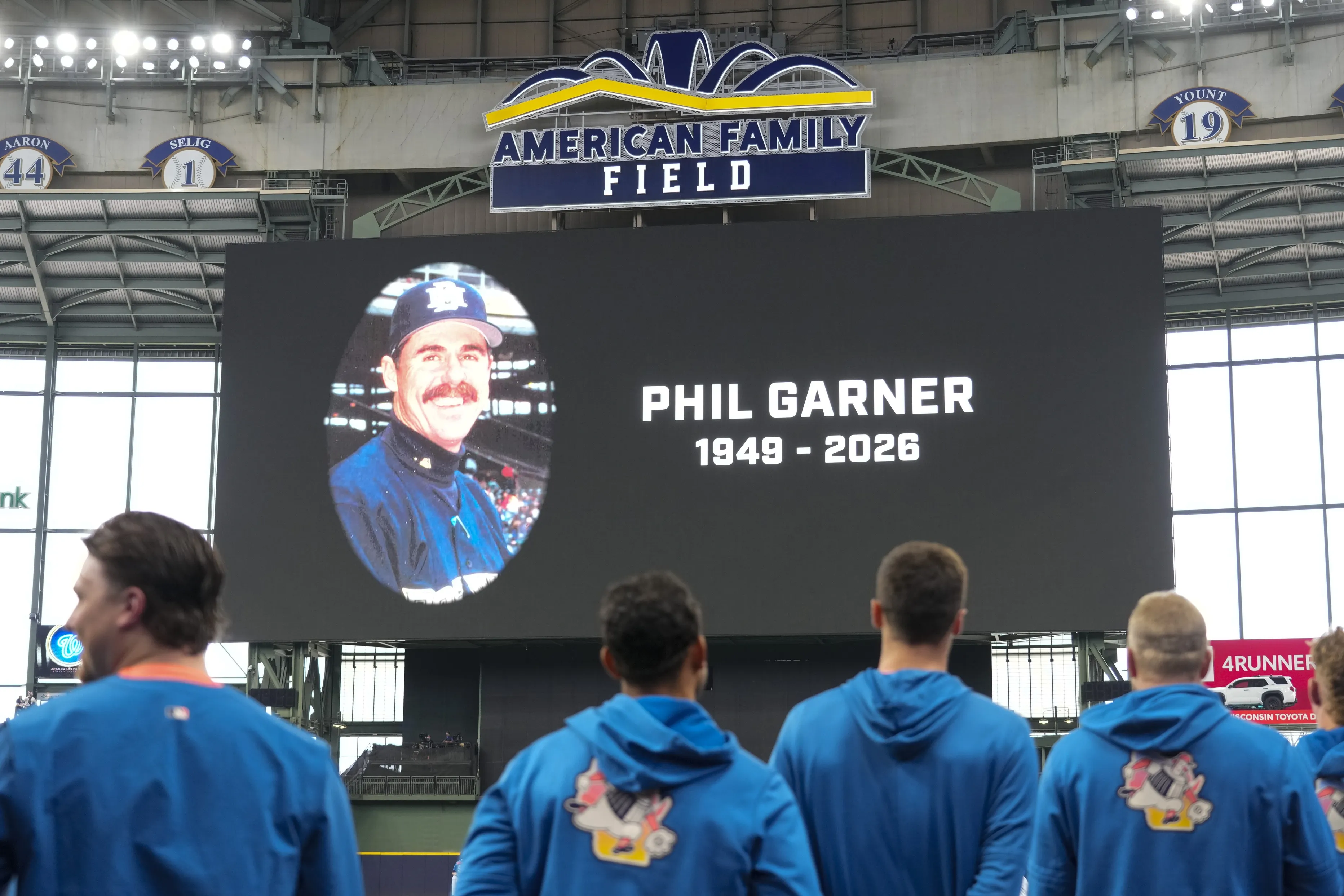 Brewers Honor Phil Garner’s Legacy Following His Passing at 76