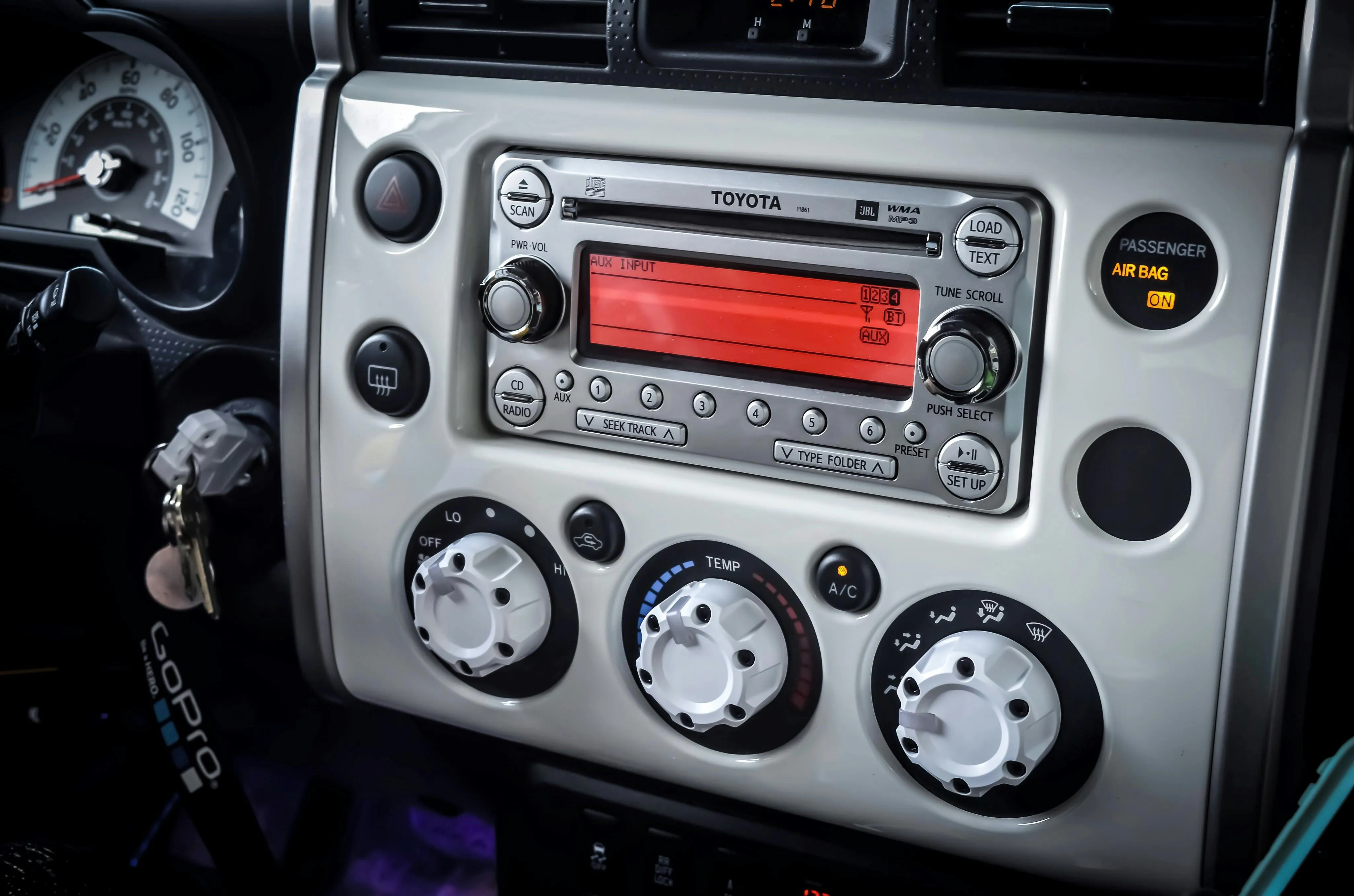 14 Retro Car Radio Features That Are Gone Forever