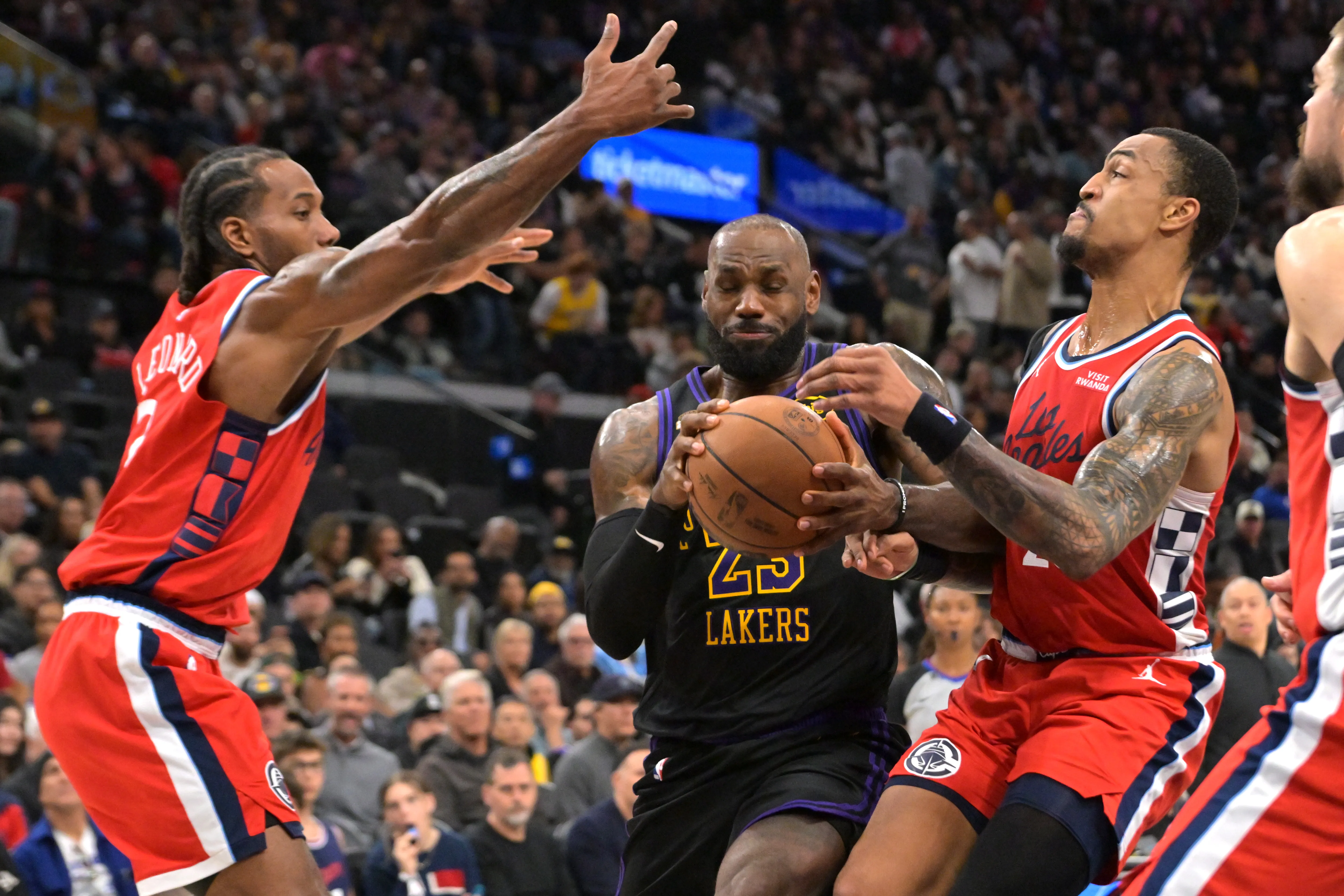 Warriors Set to Go Hard for LeBron James or Kawhi Leonard: Report