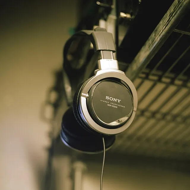 Headphones on Wikimedia Commons 