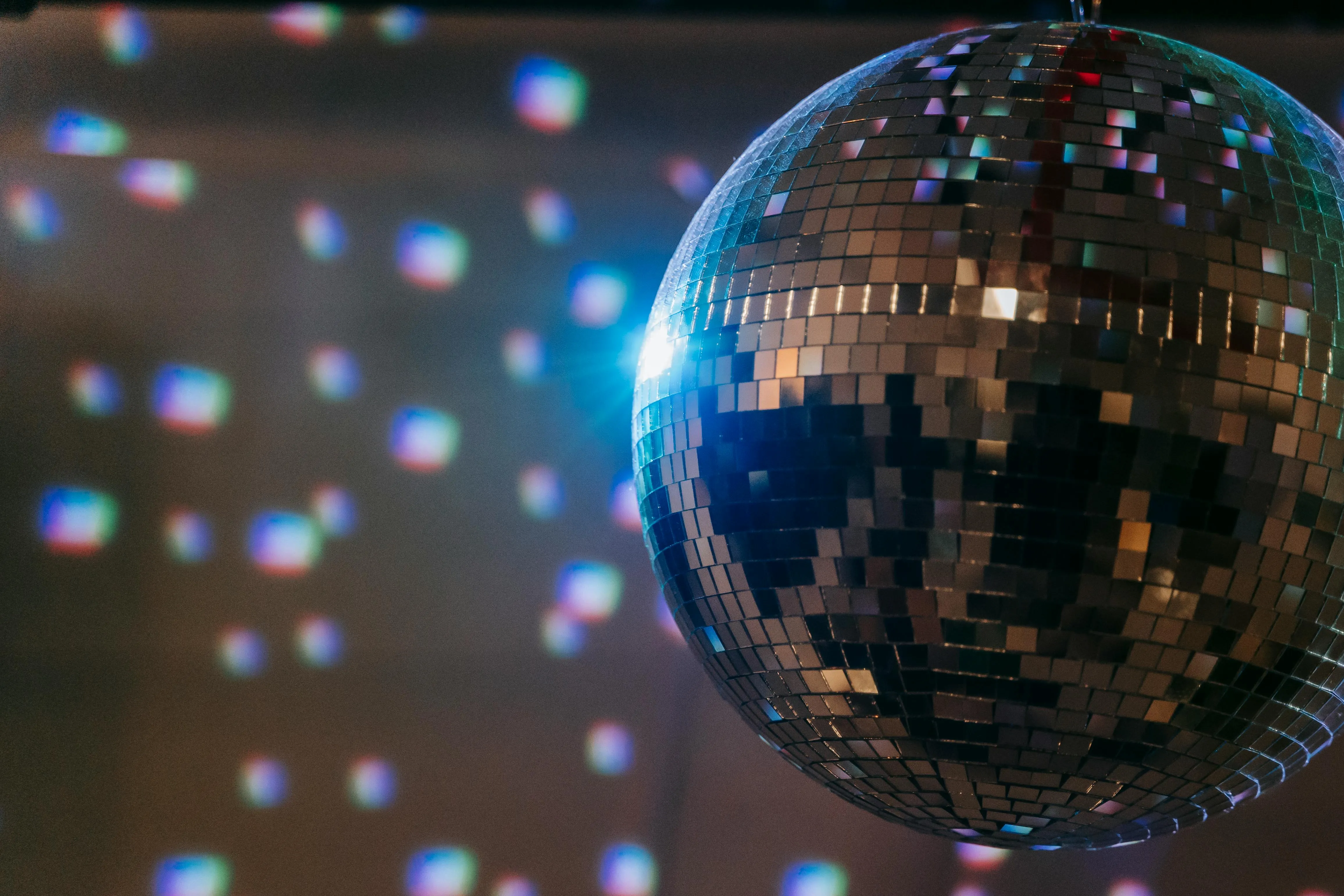 15 Traditions From the 1970s That Had Mysterious Origins That Were Never Fully Explained