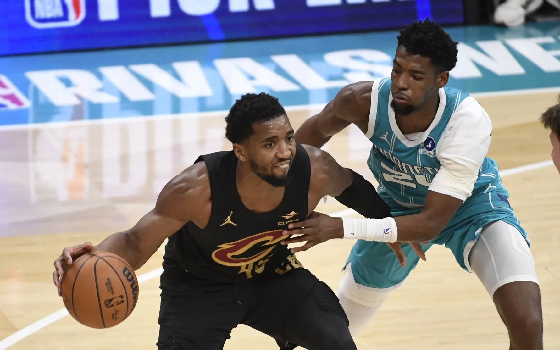 Miller’s Highlight Dunk Ignites Hornets Despite Loss to Cavaliers