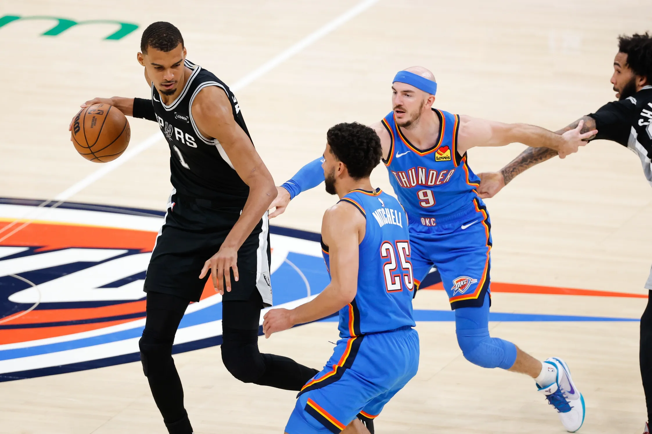 George Kittle’s Courtside Reaction Adds Humor to Spurs-Thunder Thriller