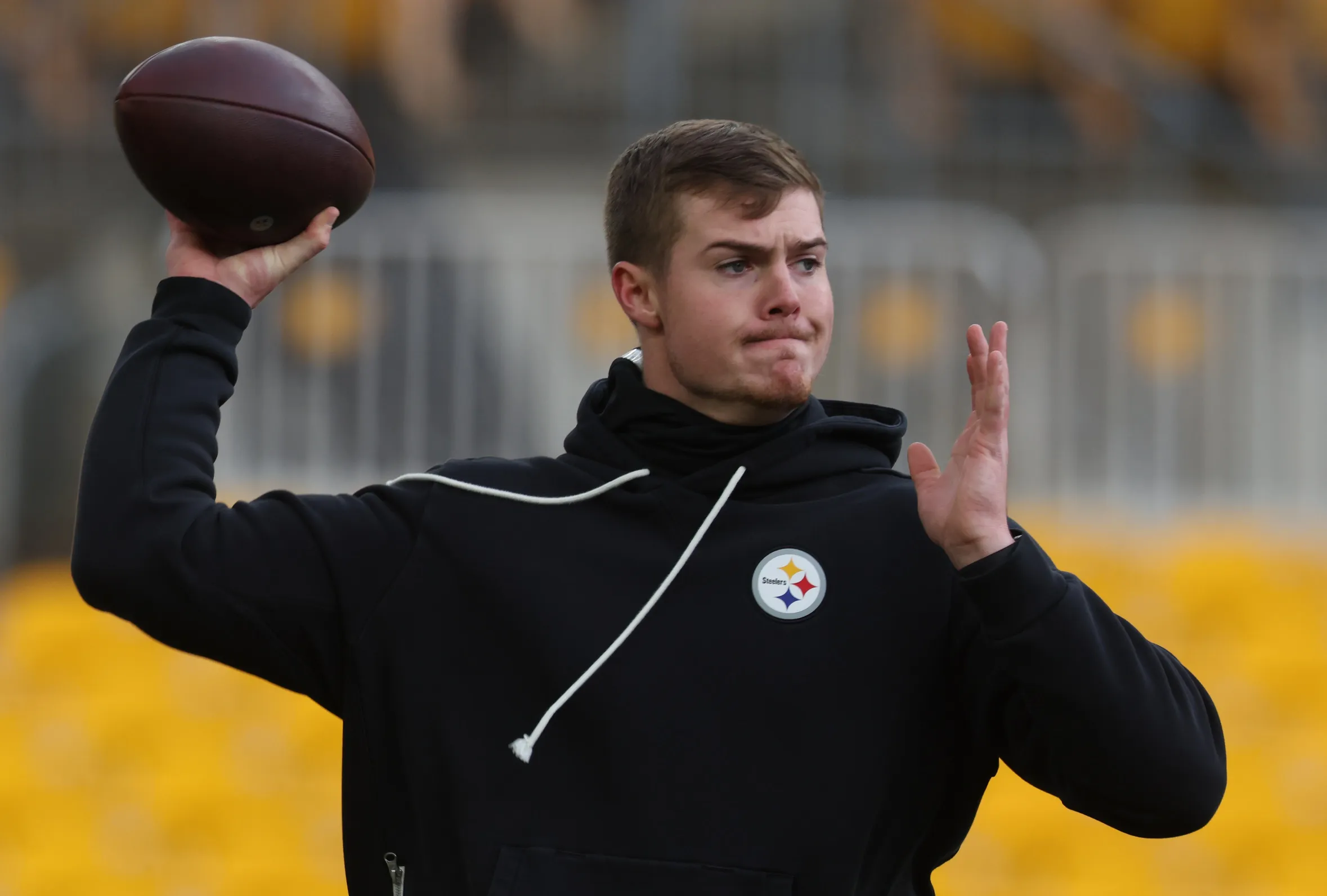 Steelers Weigh Howard vs. Allar As Rodgers Uncertainty Shapes QB Battle