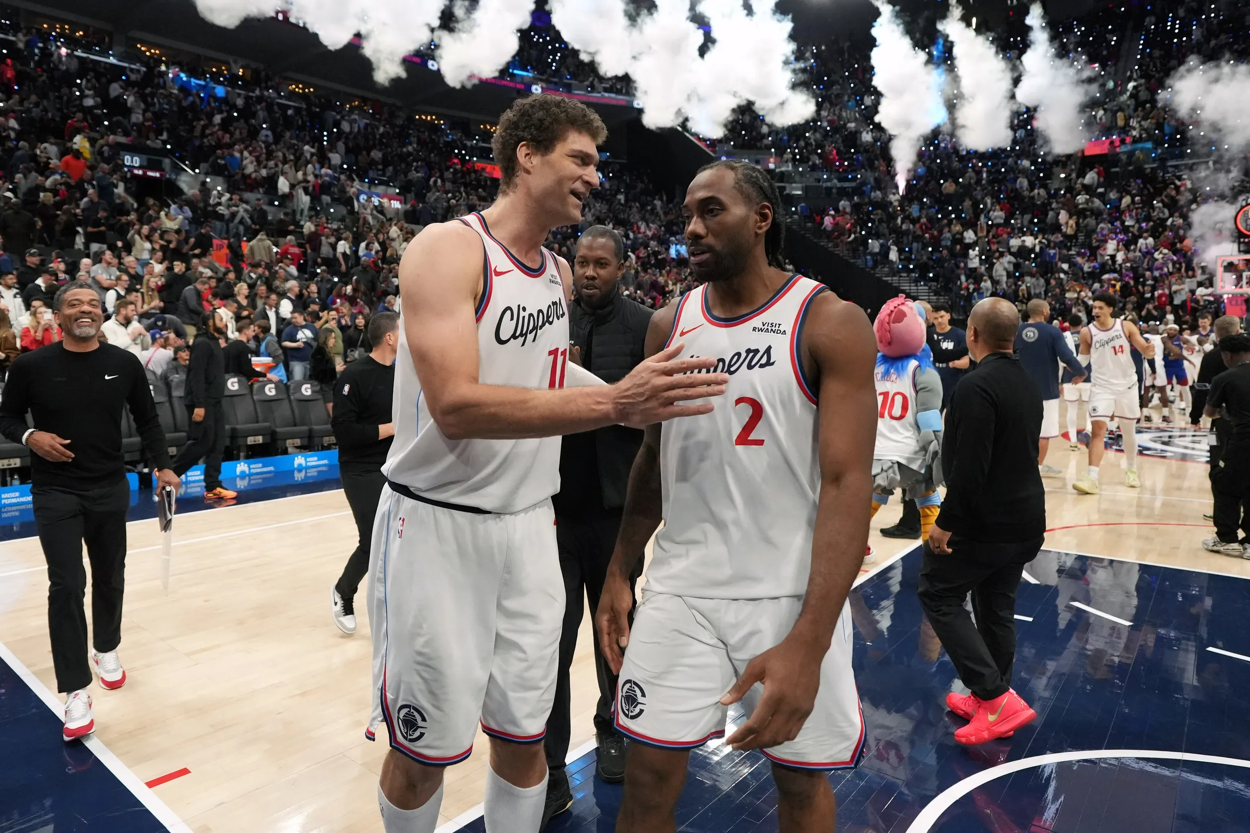 Clippers’ Injury Woes Deepen as Kawhi Leonard Exits Loss to Lakers