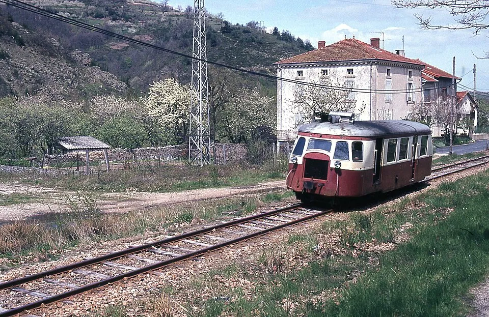 trams aux fils. on Wikimedia Commons