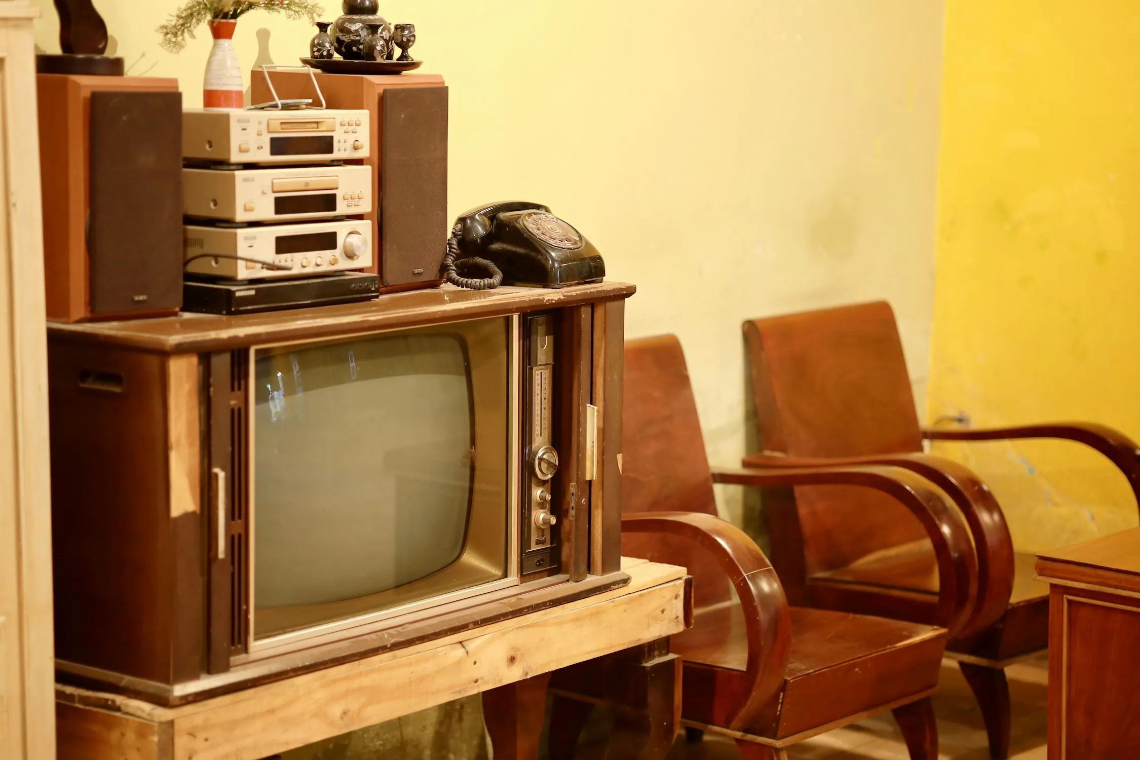 16 Everyday Items Families Used in the 1960s That Are Gone Today