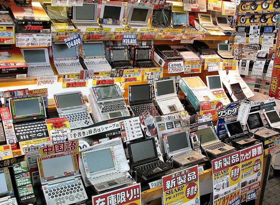 10 Gadgets in Every 1970s Home That Got Replaced by Modern Technology