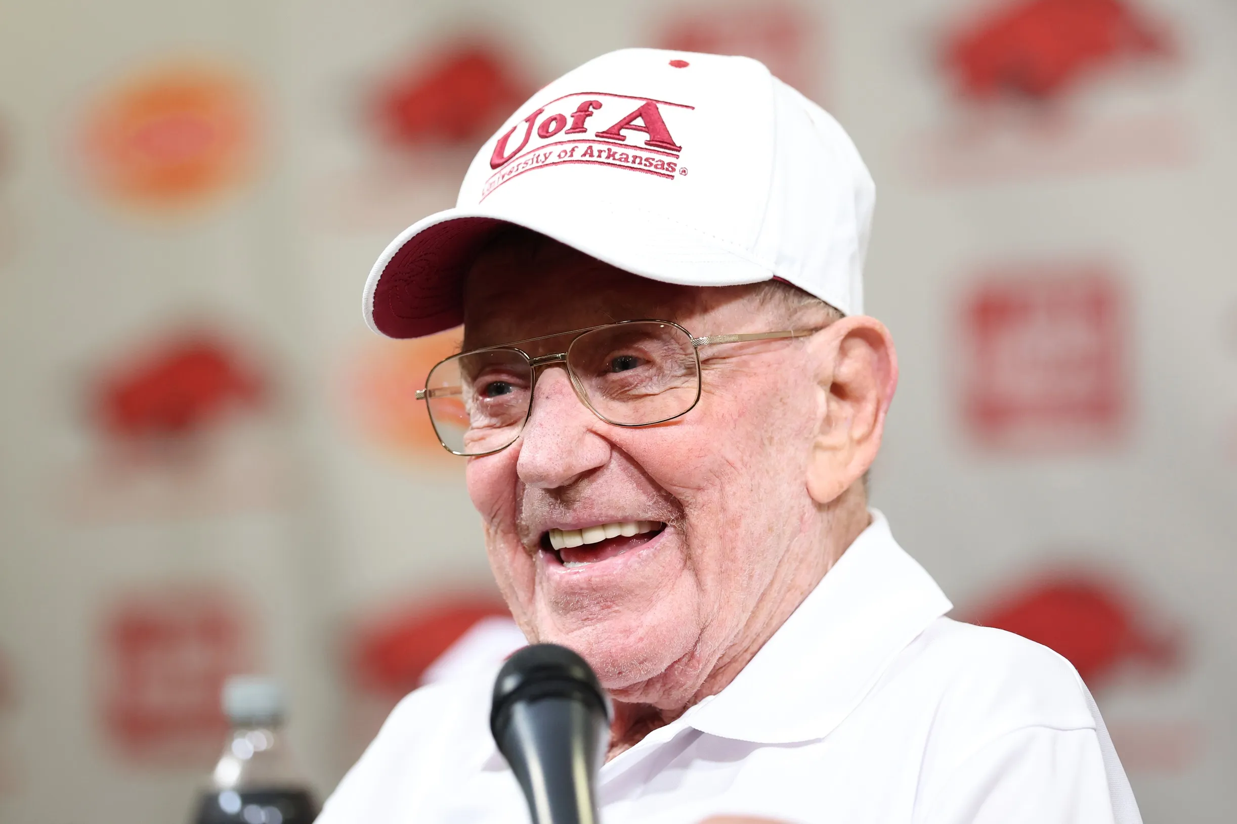 Legendary Coach Lou Holtz Passes Away at 89