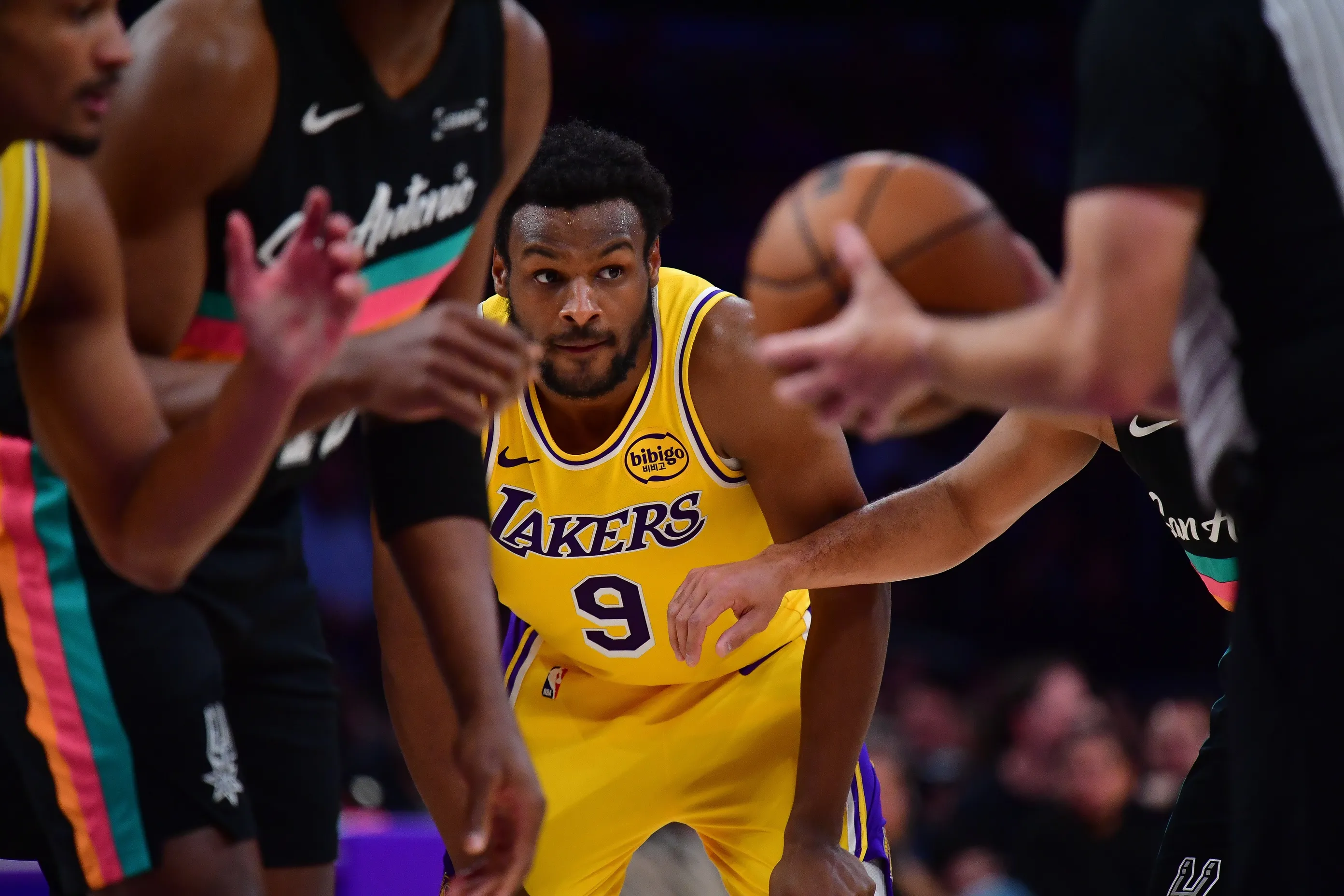Shorthanded Lakers Rest Stars, Fall Behind Spurs in Lopsided Loss