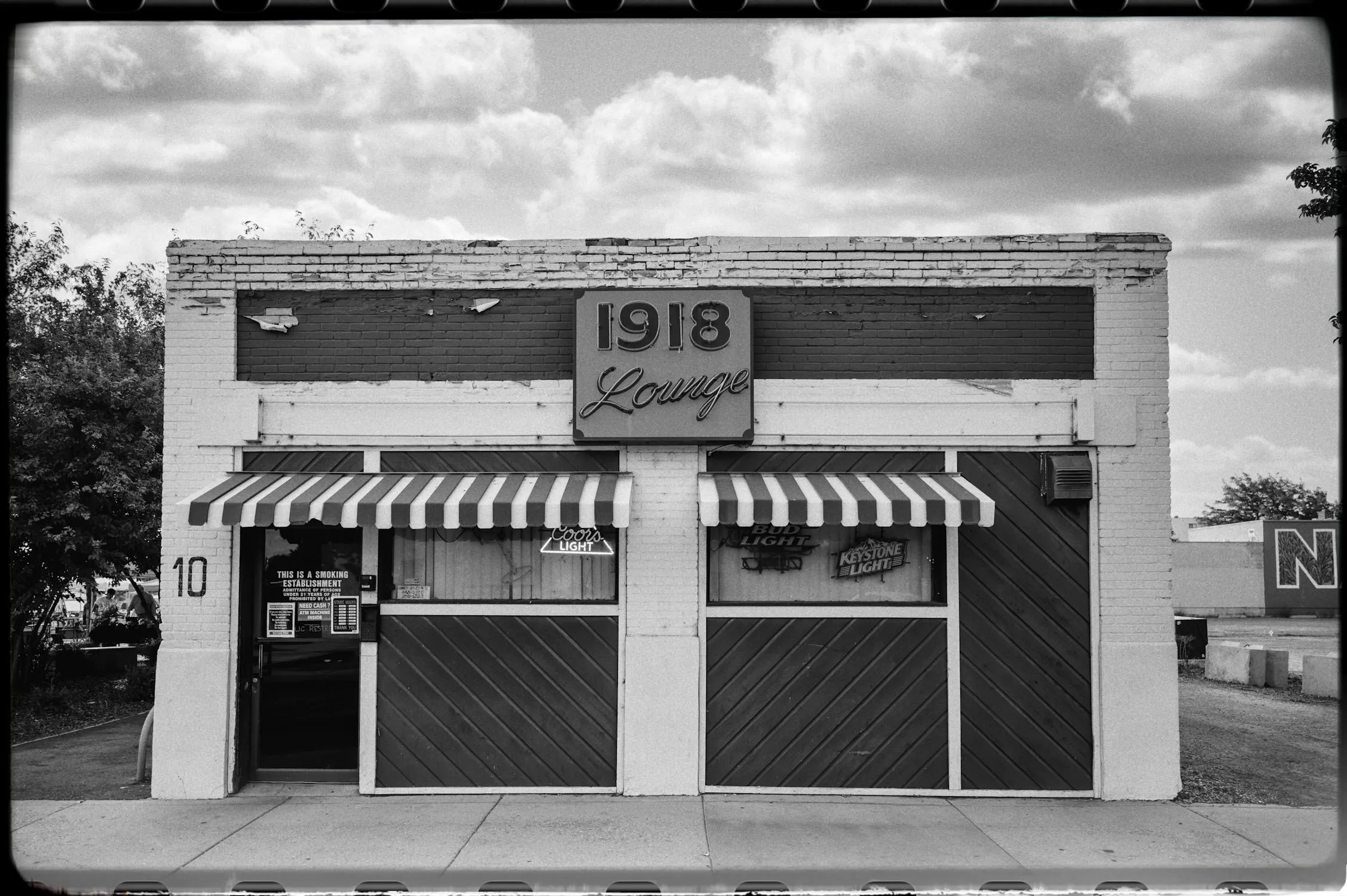 14 Things Every Corner Store Had in the 1970s That Disappeared
